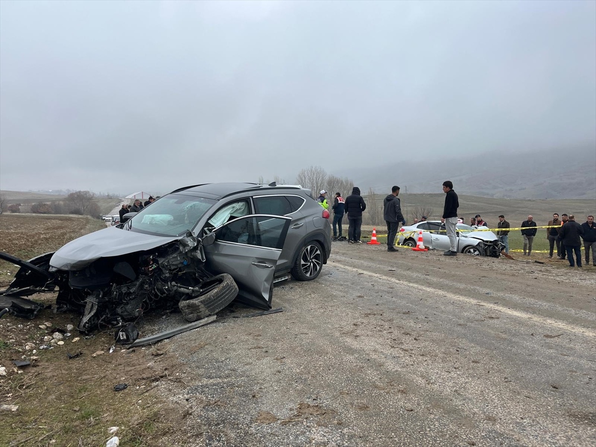 [YEREL / KAMU · Yozgat · Çekerek] Yozgat'ta iki otomobilin çarpışması sonucu 1 kişi öldü, 5 kişi yaralandı