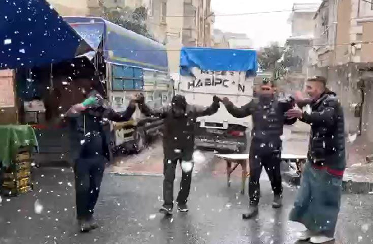 [YEREL / KAMU · Yozgat · Çekerek] Pazarcılar Kar Altında Halay Çekerek Eğlendi