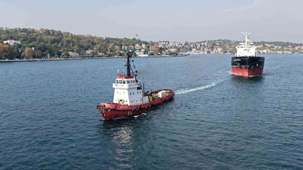 [BELEDIYE · Yalova] Karadeniz'de saldırıya uğrayan iki gemi İstanbul Boğazı'ndan Yalova'ya sevk edildi