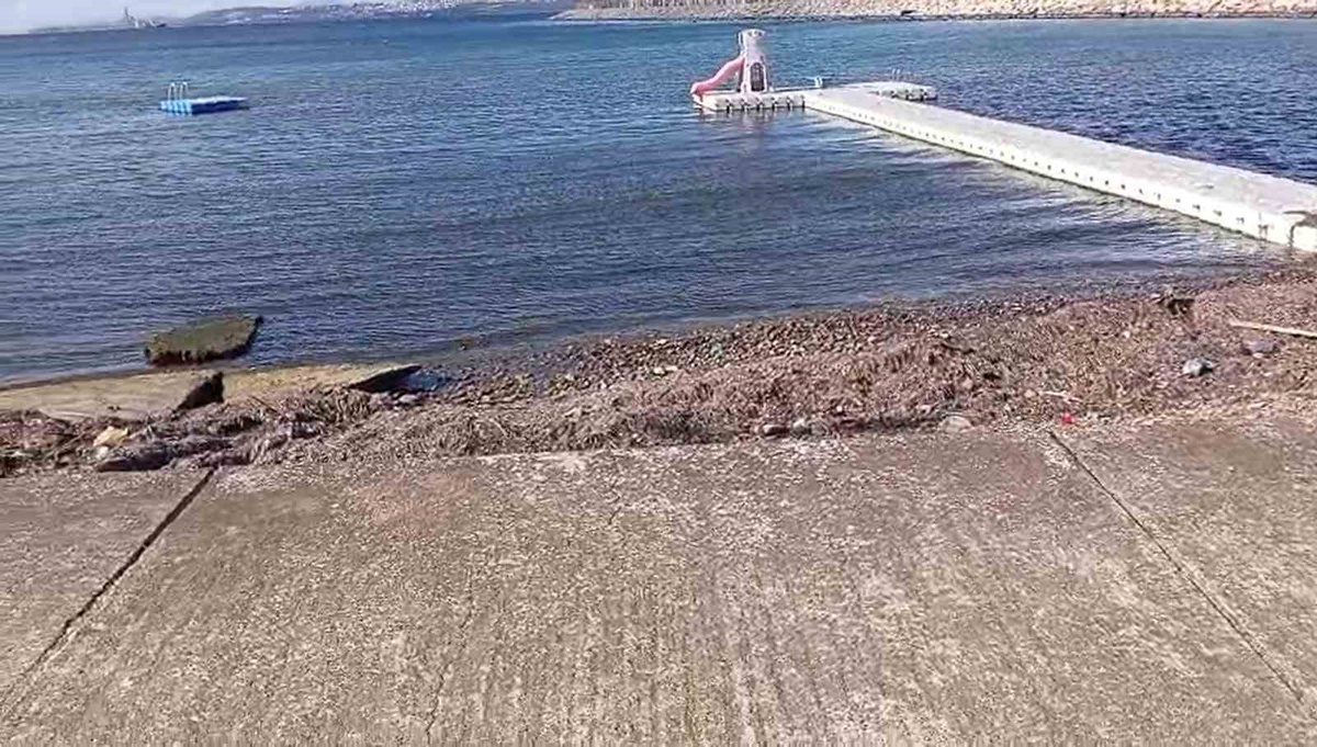 [BELEDIYE · Yalova] Yalova Taşköprü'de Dantel Sitesi önünde Marmara Denizi'ne kırmızı sıvı döküldü