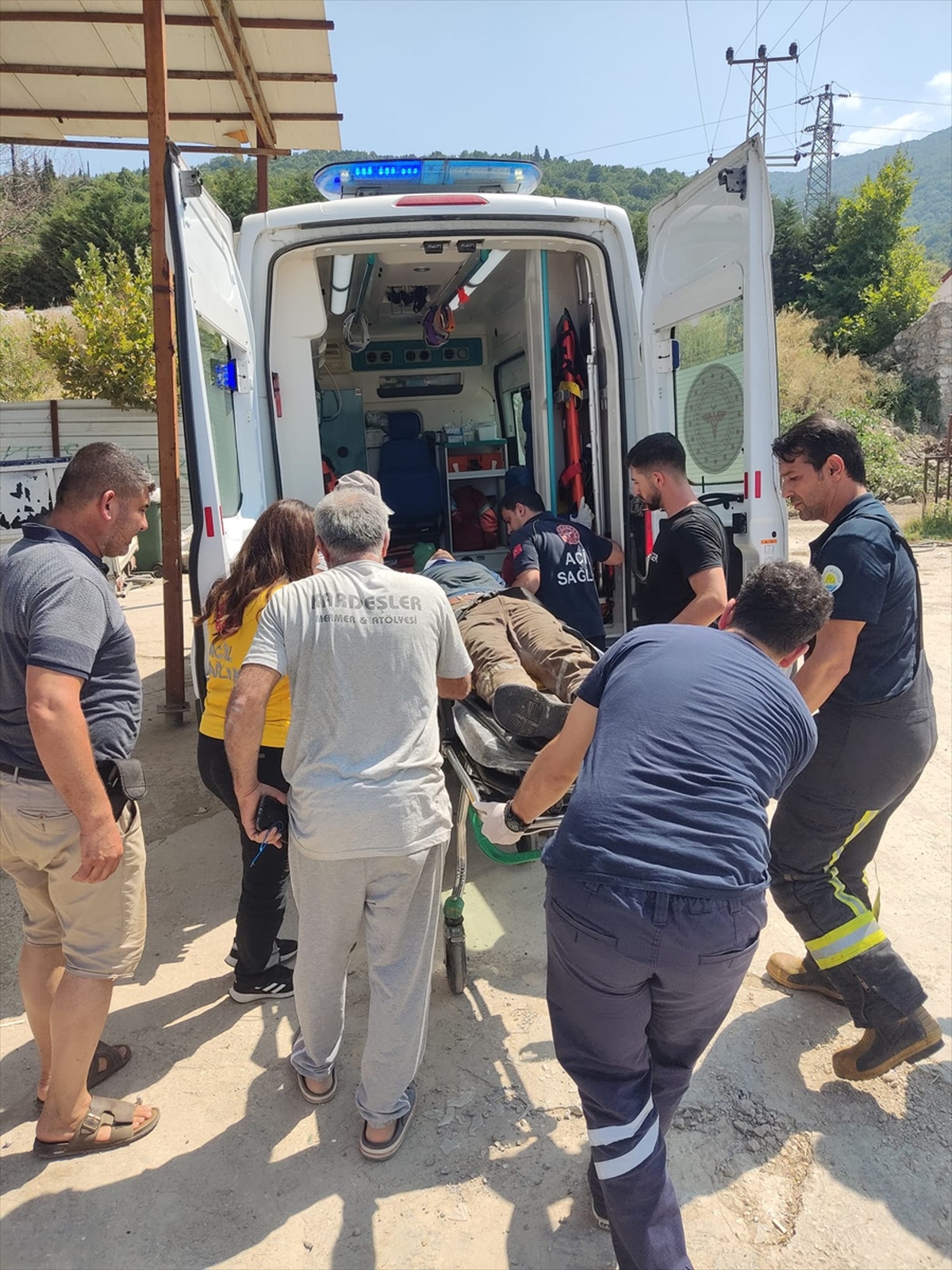 [YEREL / KAMU · Yalova · Çınarcık] İnşaatta elektrik akımı: 1 yaralı