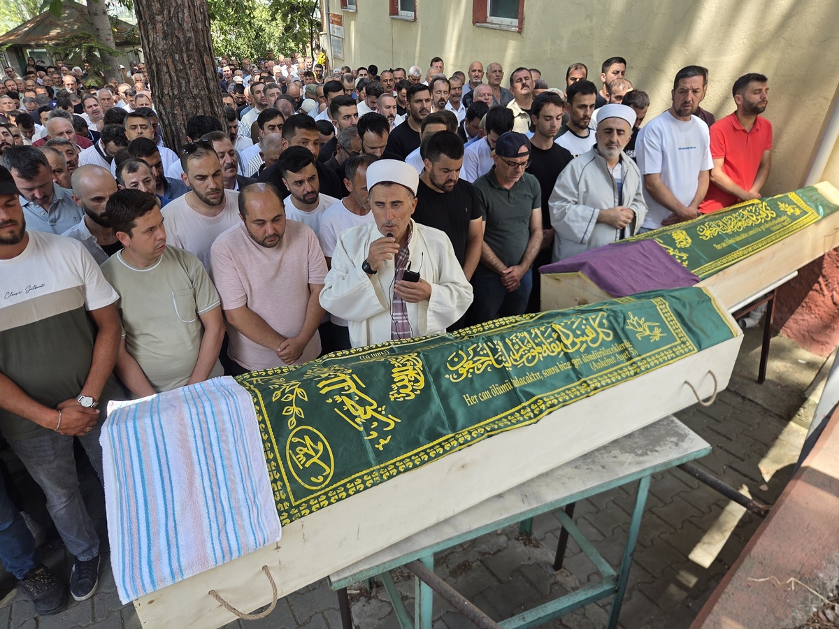 [YEREL / KAMU · Yalova · Çınarcık] Yalova'da motosiklet kazasında ölen çift, toprağa verildi