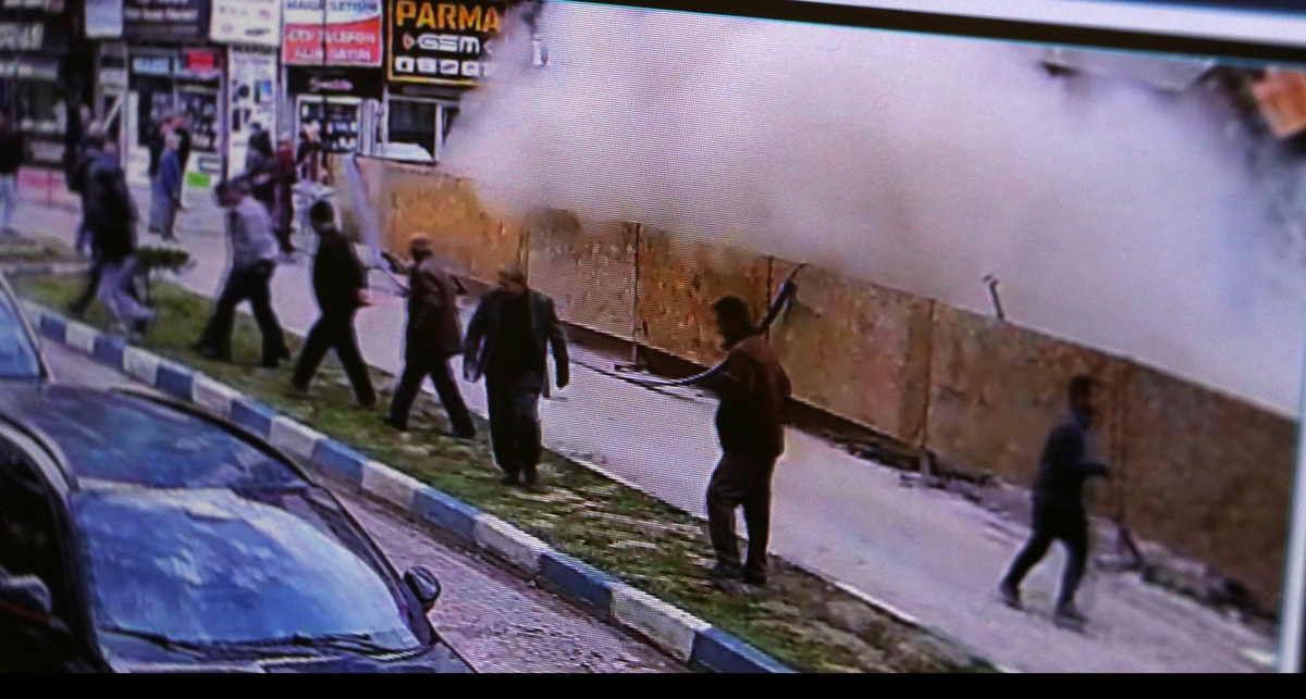 [BELEDIYE · Van] Van'da temel kazısı sırasında bitişikteki lokanta çöktü! Panik anları kamerada