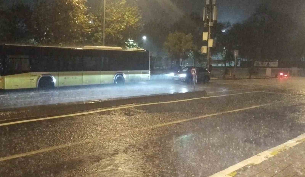 Beykoz'da şiddetli sağanak yolları su altında bıraktı, sürücüler ilerlemekte zorlandı