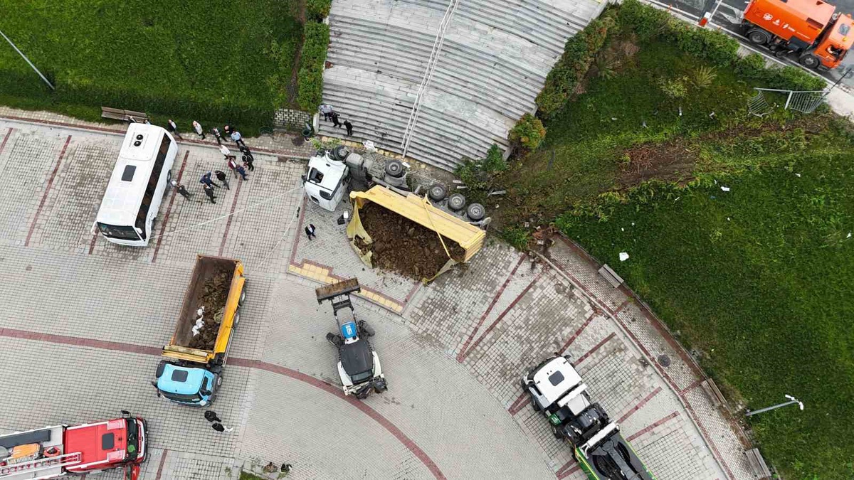 İstanbul Eyüpsultan'da hafriyat kamyonu İSKİ otoparkına düştü, iki sürücü yaralandı