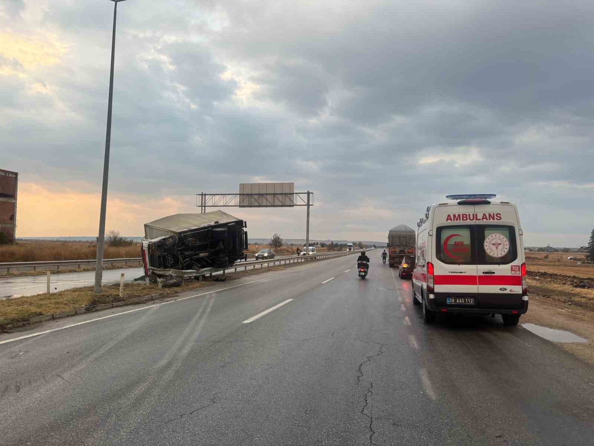 Kırklareli Babaeski'de D-100'de bariyerlere çarpan kamyon devrildi, sürücü yaralandı