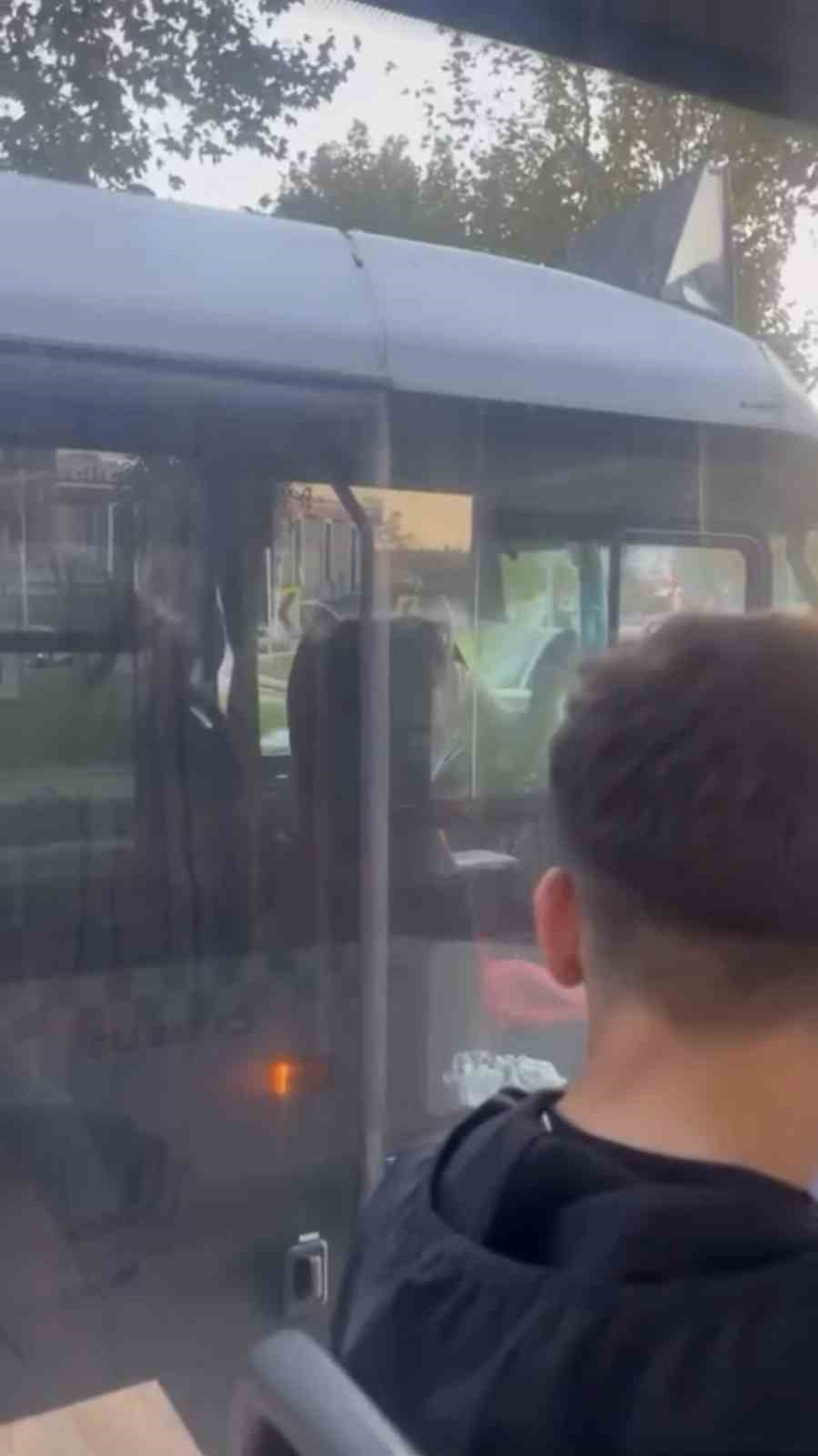 Bursa Osmangazi'de otobüs ve minibüs şoförlerinin tartışması kameraya yansıdı