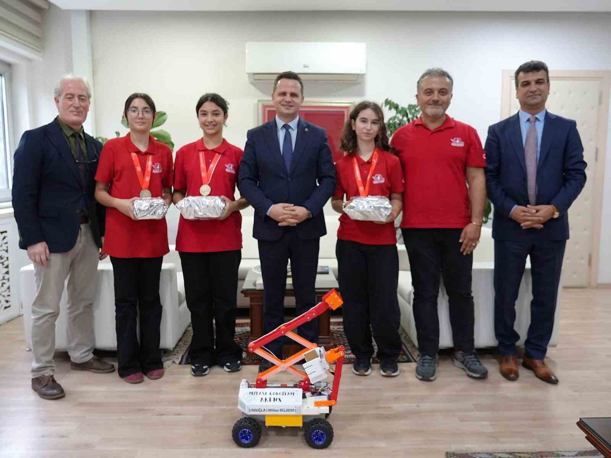 Türkiye birincisi Milas BİLSEM robot takımı Muğla Milli Eğitim Müdürü'nü ziyaret etti