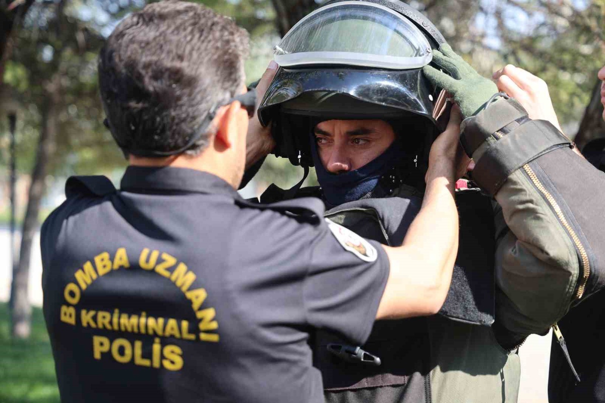 Herkesin uzaklaştığı şüpheli paketlere onlar hayatlarını ortaya koyarak yaklaşıyor