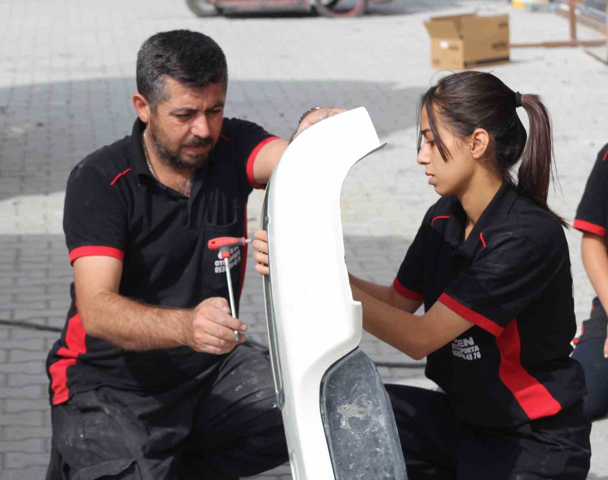 Konya Karapınar'da 17 yaşındaki kız, babası gibi ağır vasıta kaportacılığını seçti