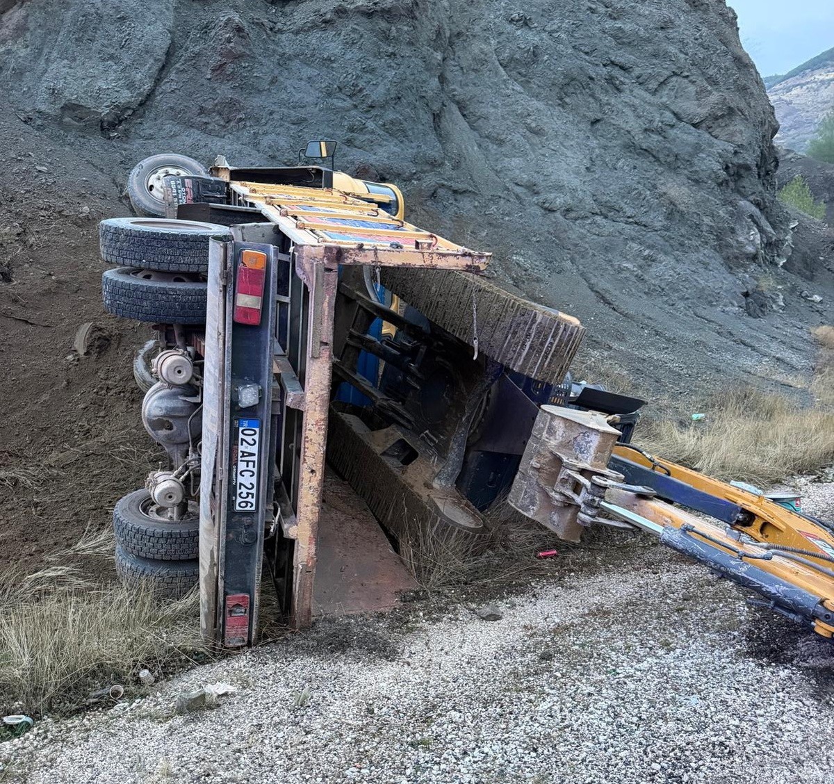 Adıyaman Gölbaşı'nda iş makinesi yüklü kamyon şarampole devrildi, 2 kişi yaralandı