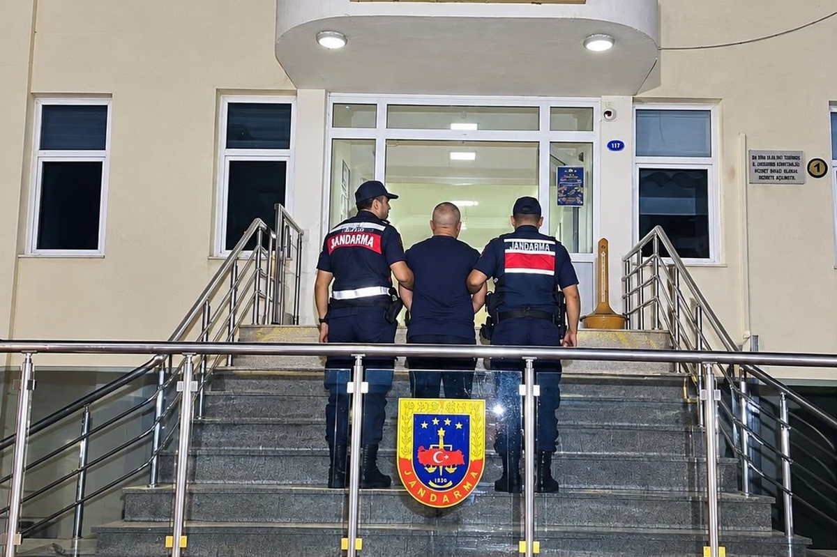 İzmir Dikili'de 11 ayrı suçtan 27 yıl 7 ay hapis cezası olan şahıs yakalandı