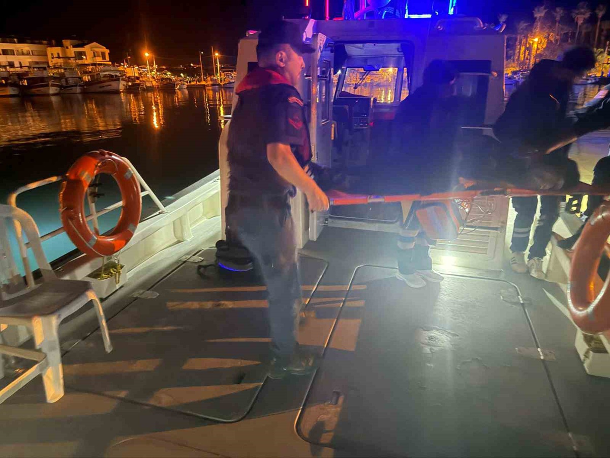 Datça açıklarında rahatsızlanan vatandaş Sahil Güvenlik ekiplerince tahliye edildi