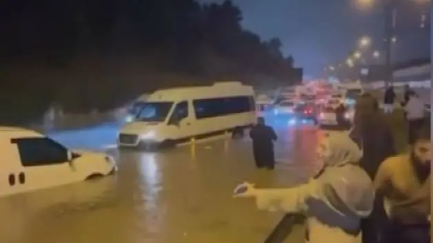 Ümraniye'de korku dolu bekleyiş! Şile Otoyolu sele teslim oldu: Araçlar suya gömüldü