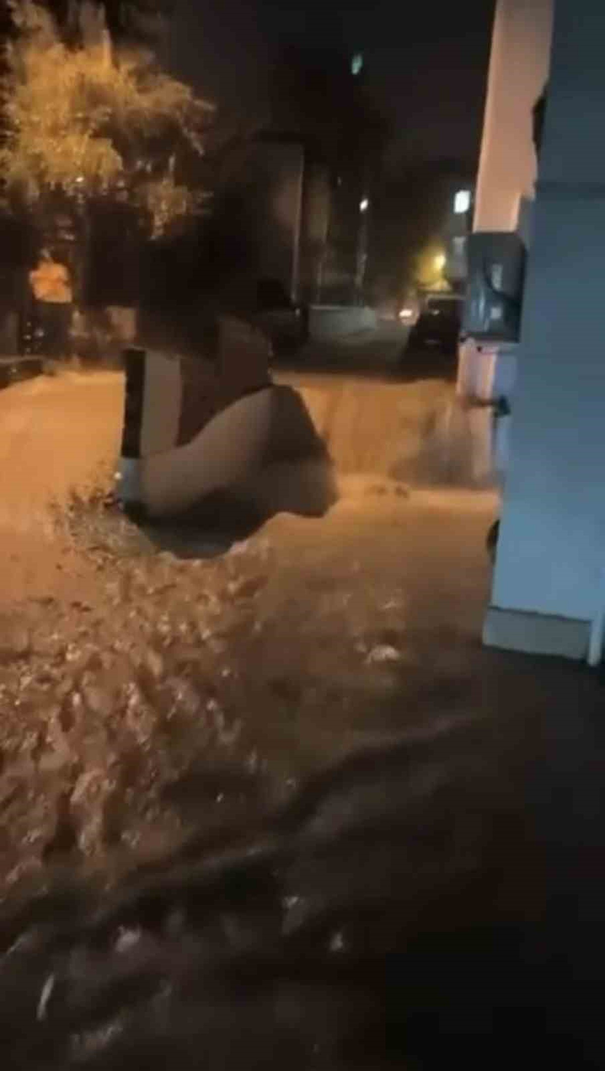 Kocaeli'de turuncu kodlu uyarı varken sağanak cadde ve sokakları su altında bıraktı