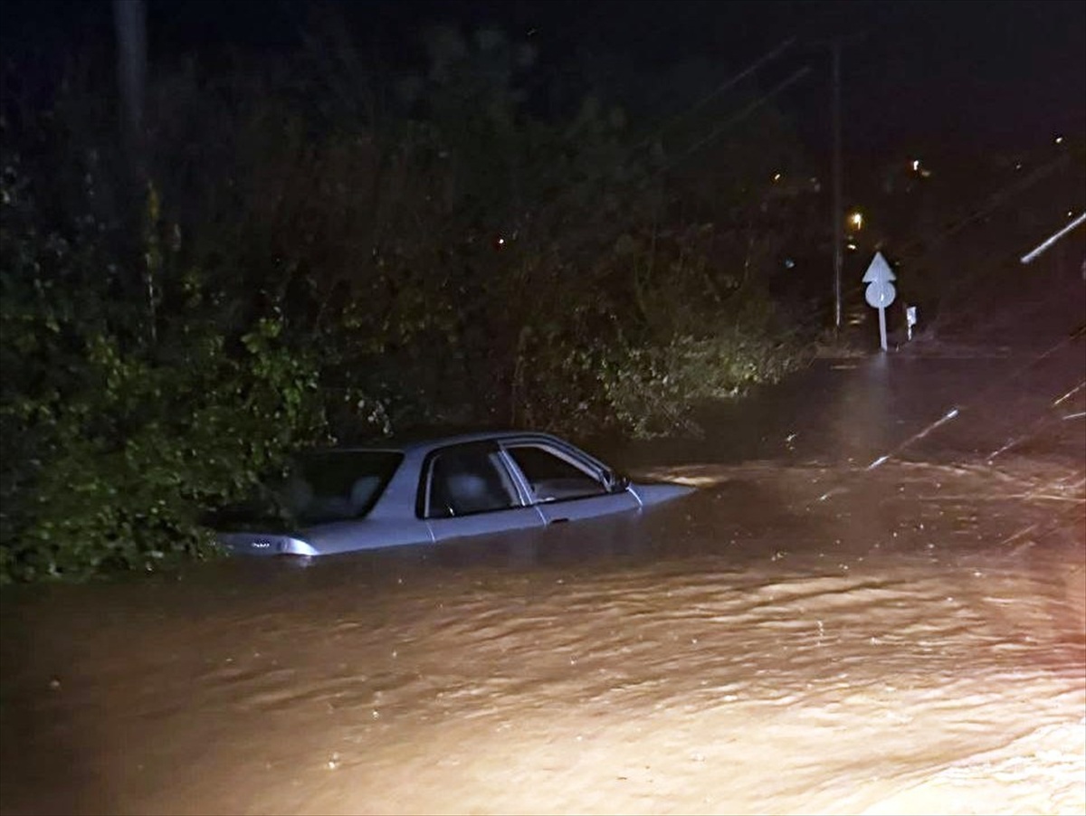 Kocaeli ve Sakarya'da sağanak su baskınına yol açtı, 15 Ekim'de eğitime ara verildi.