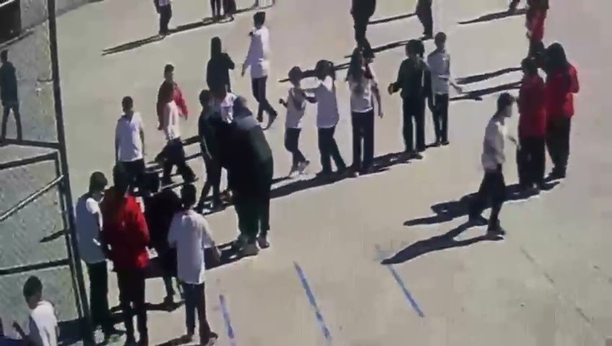[YEREL / KAMU · Zonguldak] Zonguldak'ta nöbetçi öğretmen, boğulan öğrenciyi heimlich manevrasıyla kurtardı