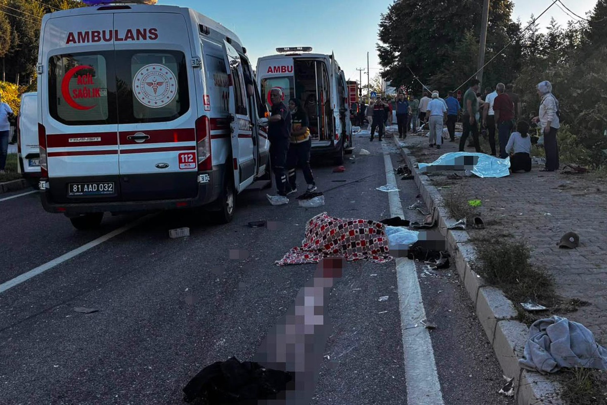 [YEREL / KAMU · Zonguldak · Alaplı] Düzce'de tır ile fındık işçilerini taşıyan araç çarpıştı: Çok sayıda ölü ve yaralı var