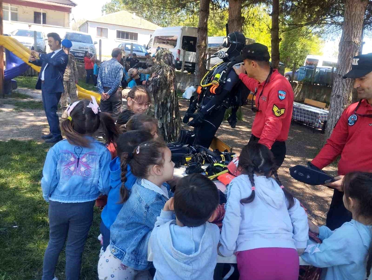 [BELEDIYE · Zonguldak · Çaycuma] Jandarma minik öğrencileri bilgilendirdi