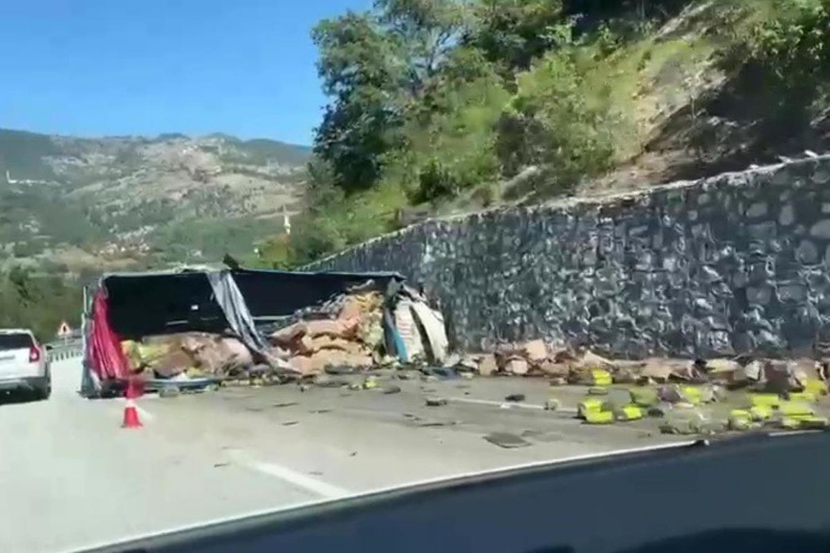 [YEREL / KAMU · Zonguldak · Devrek] Zeytinyağı yüklü TIR istinat duvarına çarptı! Feci kaza baba ile oğlunu ayırdı