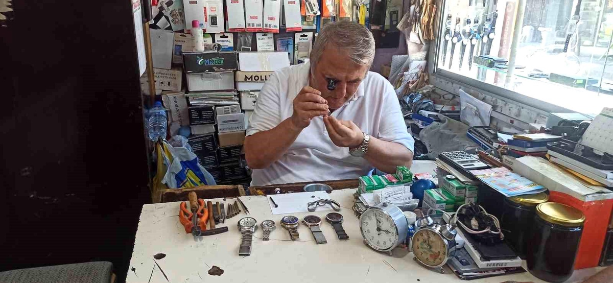 [BELEDIYE · Zonguldak · Devrek] 52 yıllık saat tamircisi teknolojiye direniyor