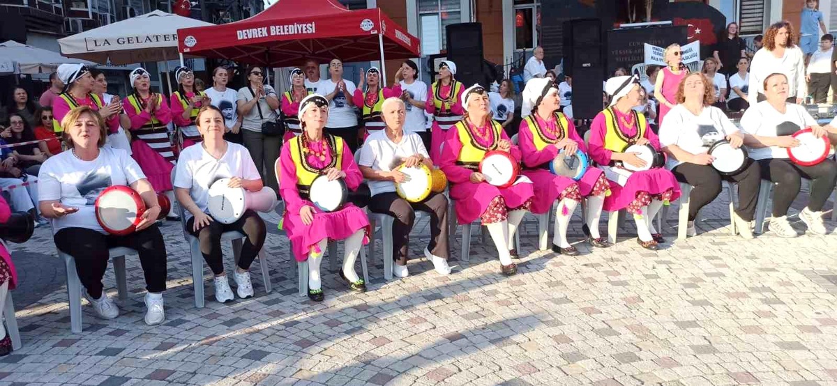 [BELEDIYE · Zonguldak · Devrek] Devrek'te düzenlenen şenlikte vatandaşlar doyasıya eğlenmenin tadını çıkardılar.