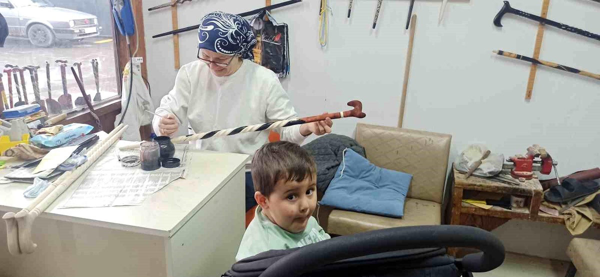 [YEREL / KAMU · Zonguldak · Devrek] 20 yıllık Fatime usta bir eliyle torun sallıyor, diğer eliyle dünyaca ünlü bastonlara şekil veriyor