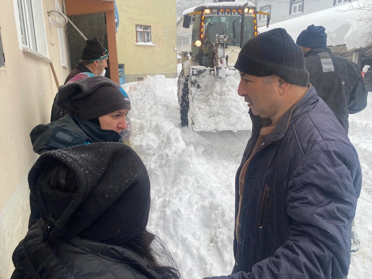 [BELEDIYE · Zonguldak · Devrek] Zonguldak'ta UMKE ekipleri yoğun kar altında iki hastayı hastaneye ulaştırdı