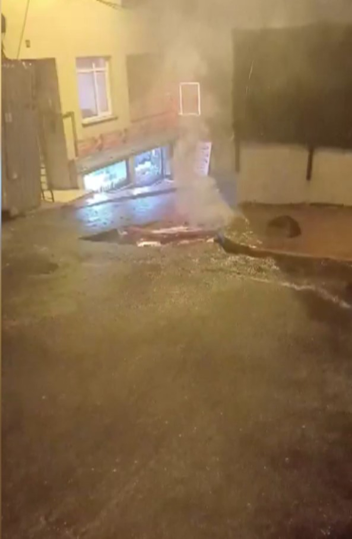 Beyoğlu Sütlüce'de yağmur suyunun temas ettiği elektrik kabloları alev aldı