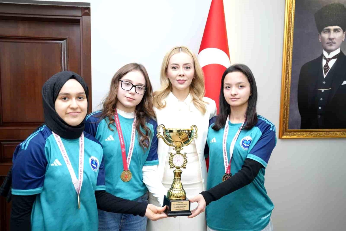 [YEREL / KAMU · Zonguldak · Gökçebey] İl birincisi takım, kupayı Kaymakam Şıktaş'a götürdü