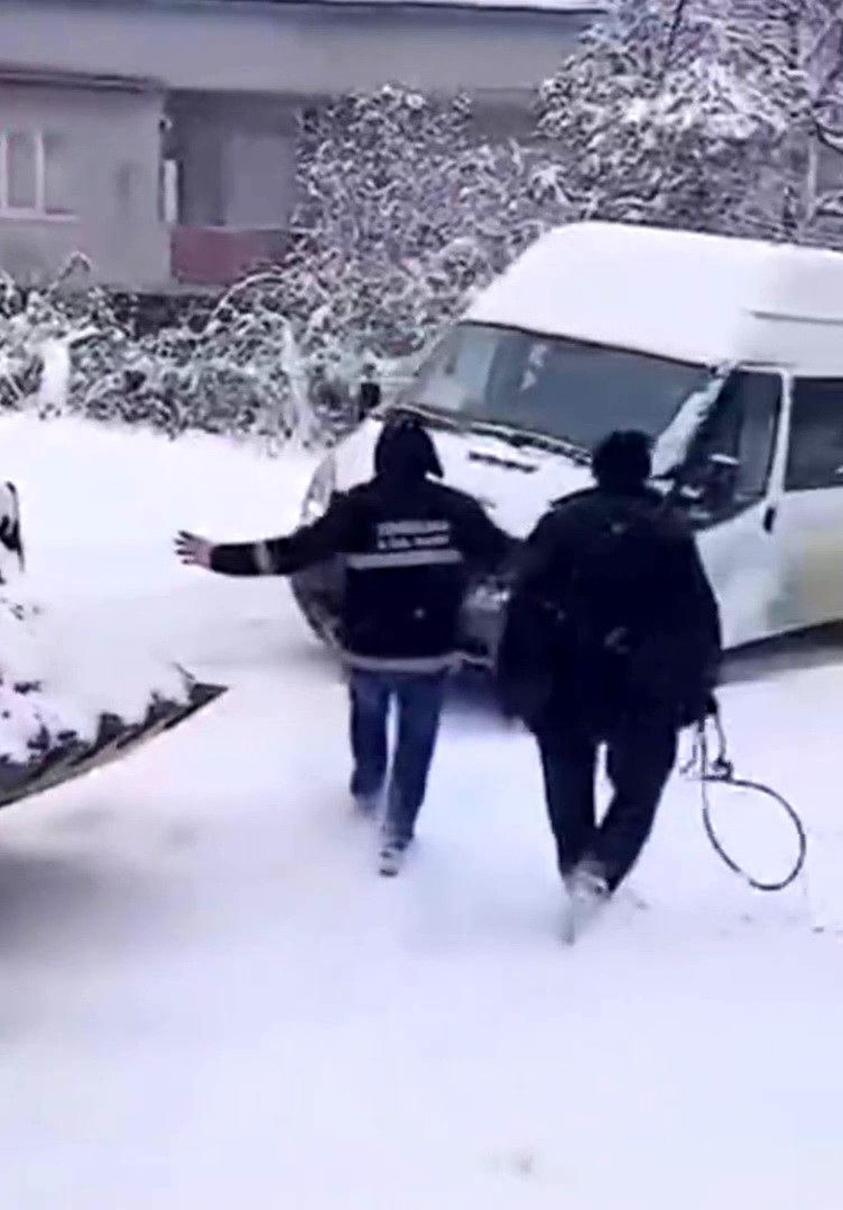 [YEREL / KAMU · Zonguldak · Gökçebey] Zonguldak'ta Kar Küreyen İş Makinesi Öğrenci Servisine Çarptı