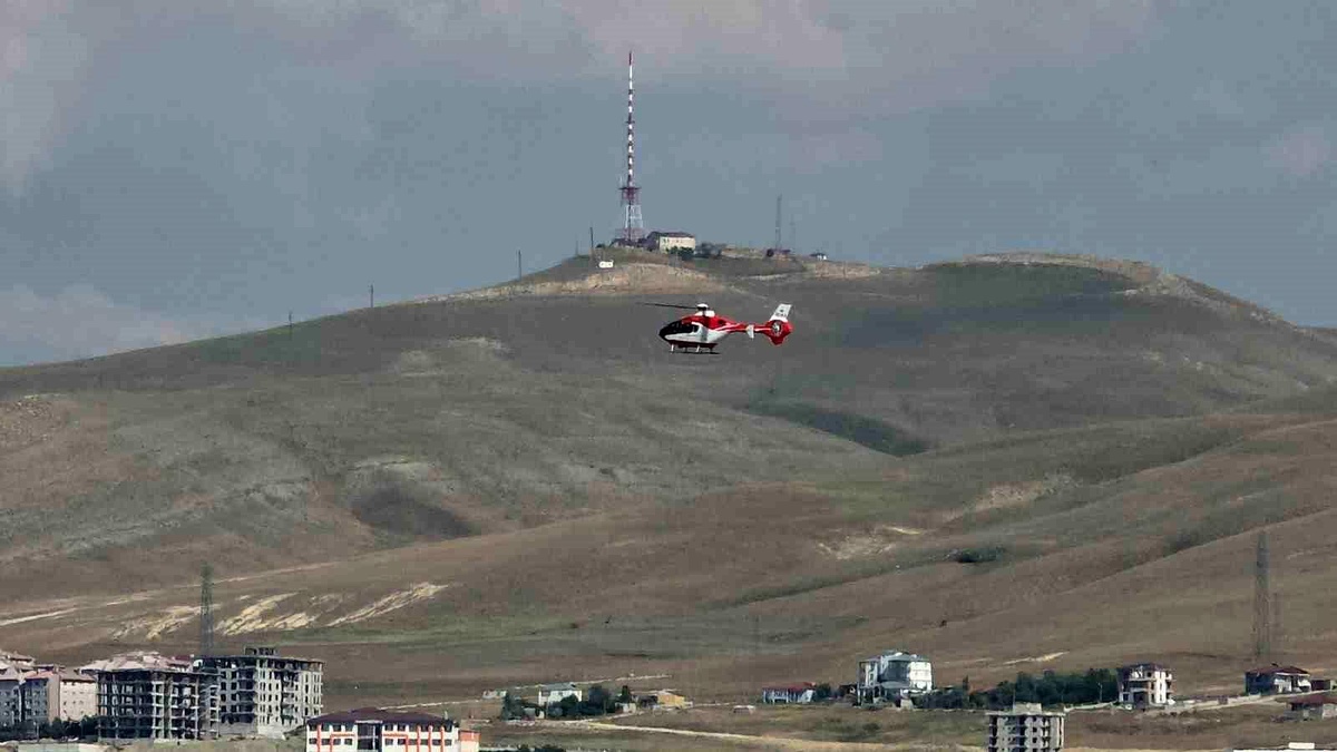 [BELEDIYE · Van · Bahçesaray] Ambulans helikopter kalp hastası için havalandı