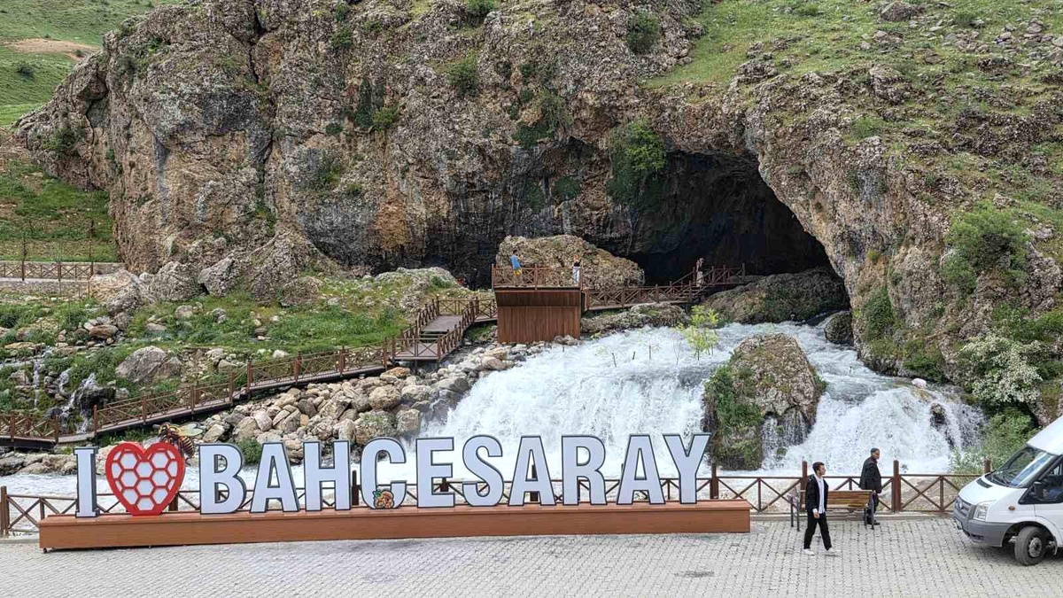 [BELEDIYE · Van · Bahçesaray] Bahçesaray'da mağaradan çıkan doğal su kaynağı ilgi odağı oldu