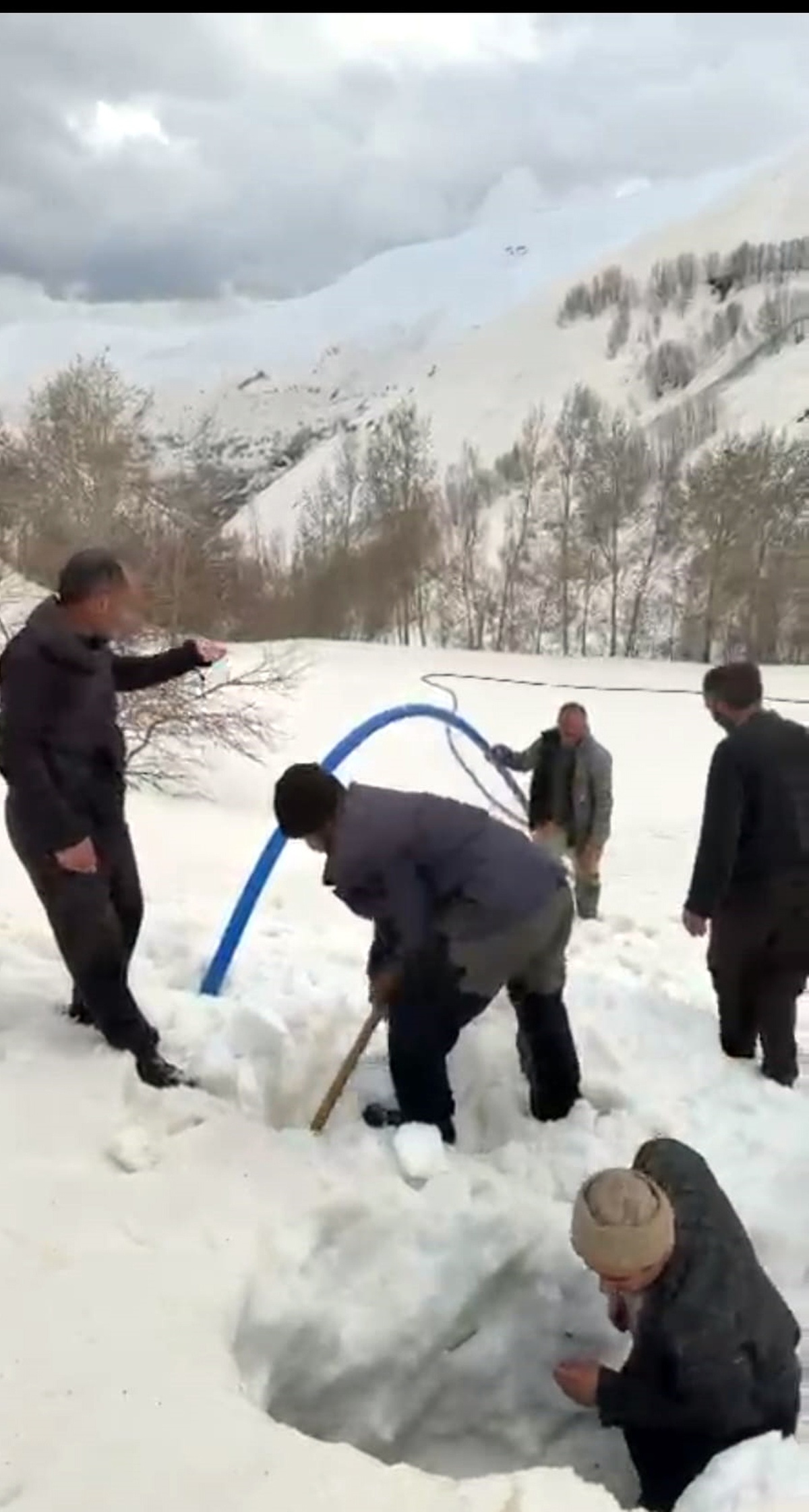 [BELEDIYE · Van · Bahçesaray] Van'da çığ altında kalan su şebekesi nedeniyle mezra sakinleri 5 gün susuz kaldı