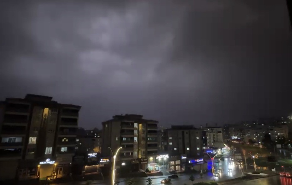 Gaziantep'te yaklaşık 1 saat süren şimşek fırtınası geceyi gündüze çevirdi