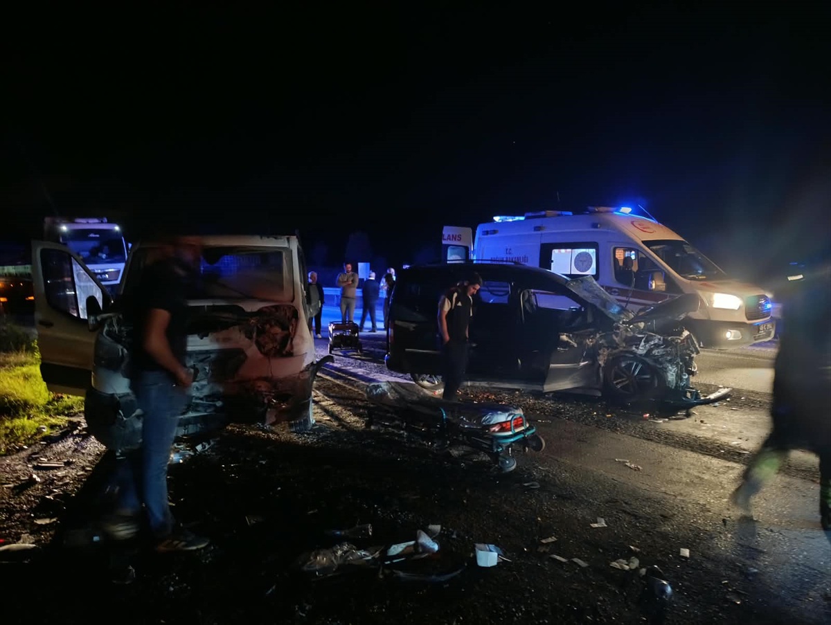 Manisa Kula'da 3 aracın karıştığı zincirleme kazada biri ağır 5 kişi yaralandı