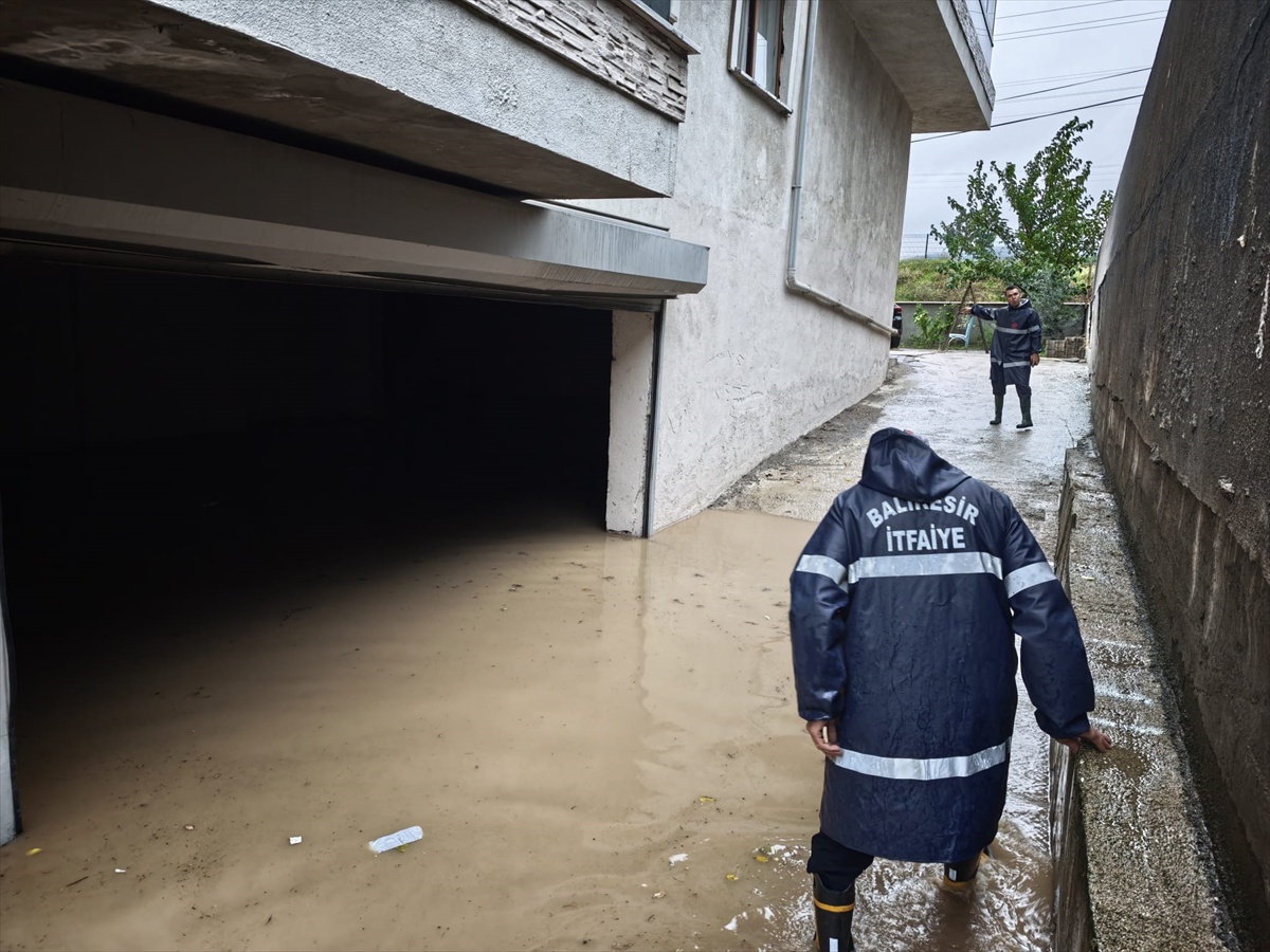 Balıkesir Susurluk'ta sağanak su baskınlarına yol açtı, ekipler tahliye başlattı