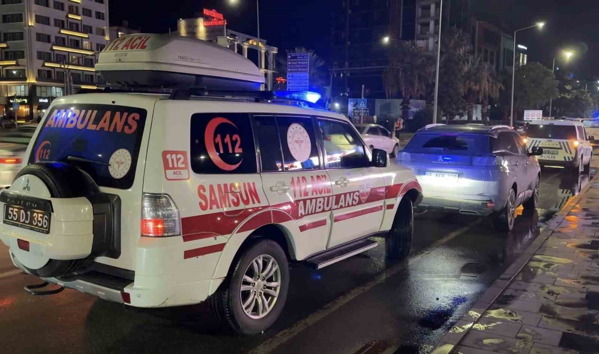 Samsun İlkadım'da trafik ışıklarında karşıya geçen yayaya SUV çarptı, yaralandı