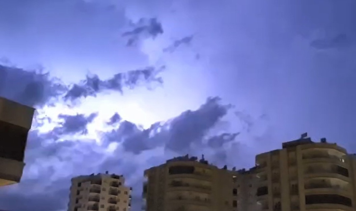 Mersin Erdemli'de gece yarısı çakan şimşekler geceyi ara ara gündüze çevirdi
