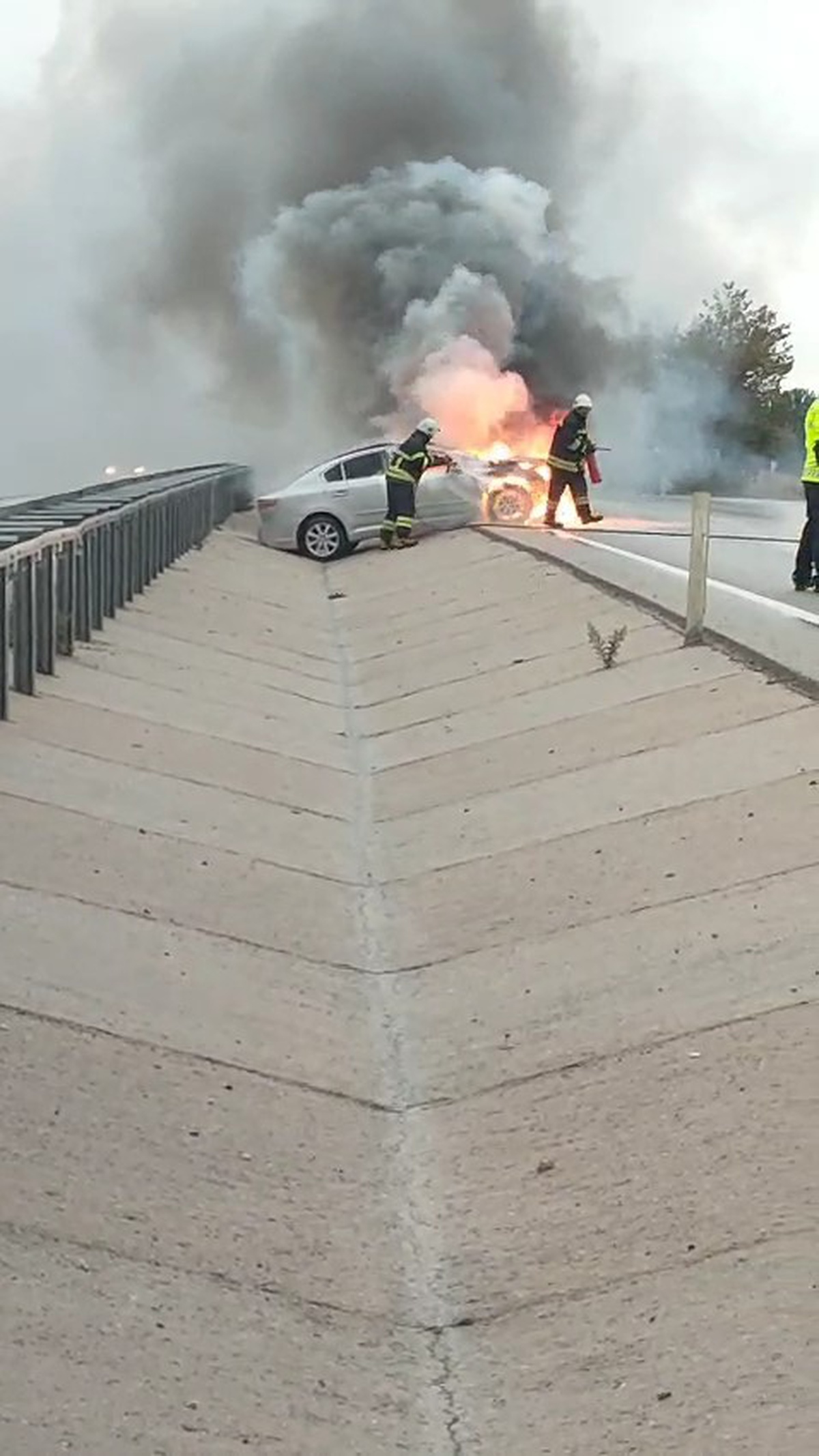 Çanakkale Güzelyalı'da seyir halindeki otomobilin motor bölümünde yangın çıktı