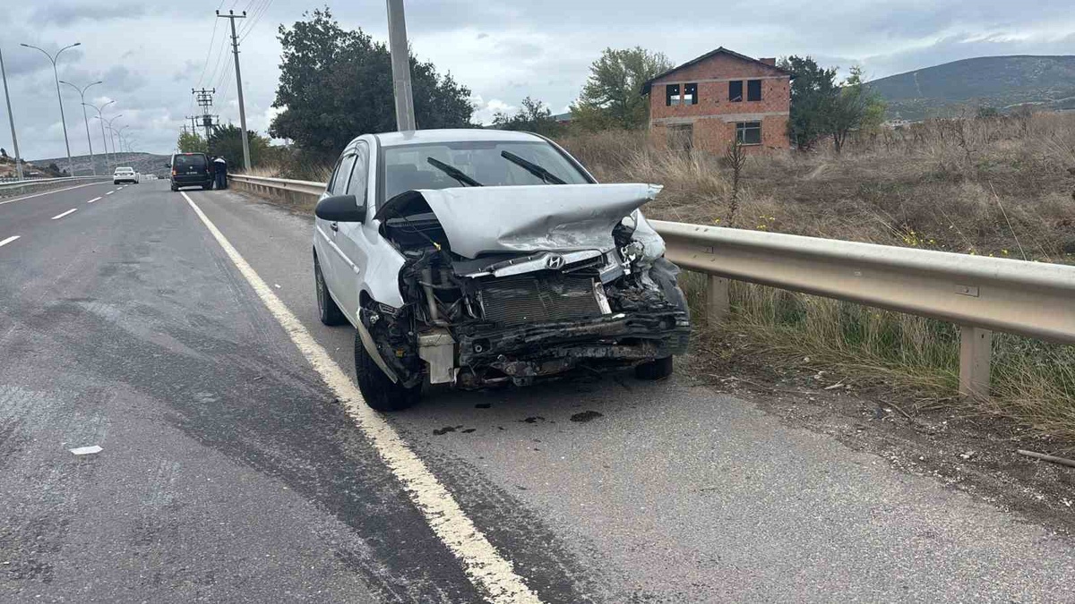 Kütahya Tavşanlı'da bariyerlere çarpan otomobilde 1 kişi yaralandı