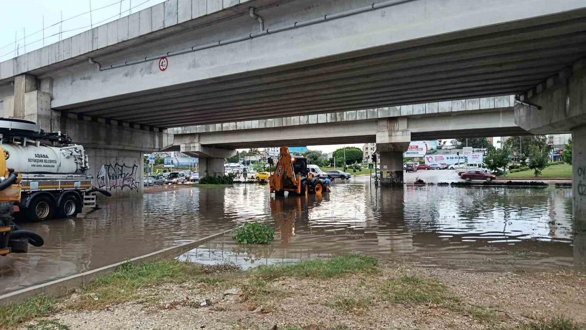 Adana'da sağanak ve rüzgar etkili oldu, Valilik alt geçidi trafiğe kapandı