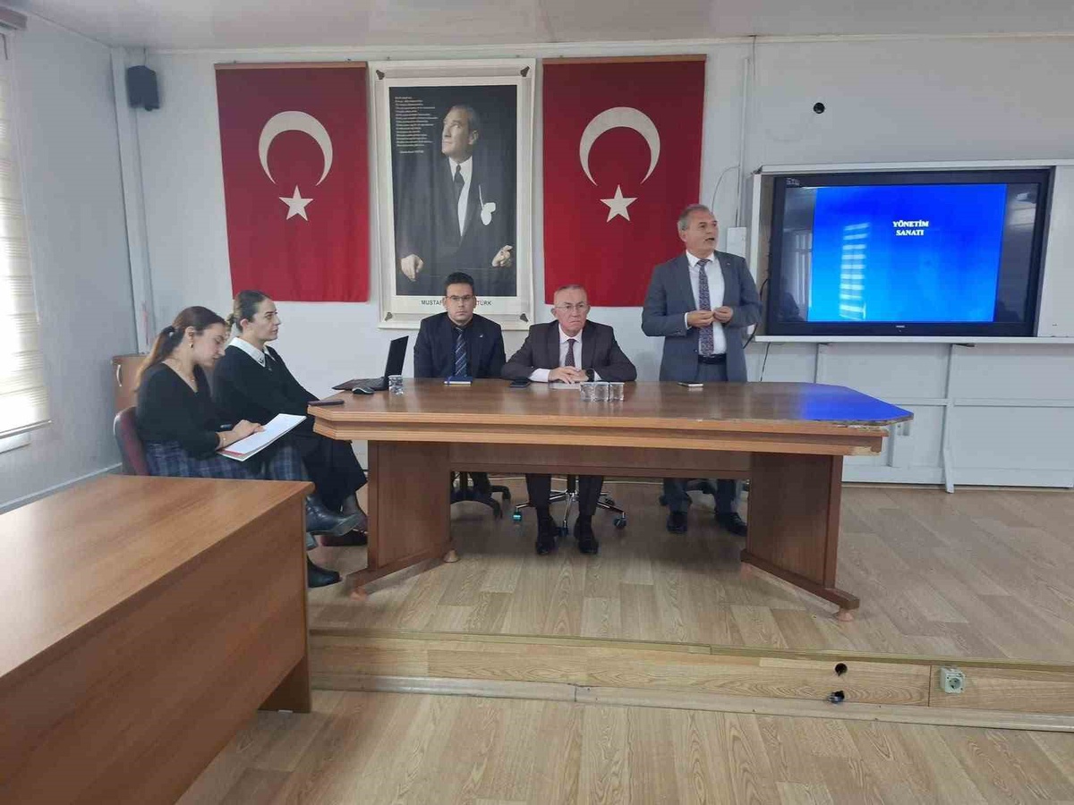Manisa Sarıgöl'de okul güvenliği ve protokol kurallarına ilişkin toplantı yapıldı