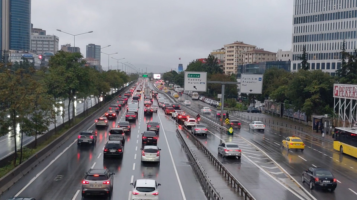 Kadıköy'de sağanak sonrası trafik yoğunluğu