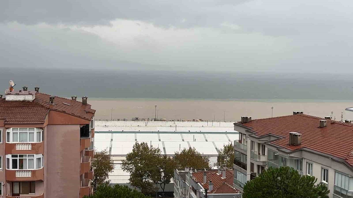 Bursa Mudanya'da sel suları çamuru denize taşıdı, deniz kahverengiye döndü