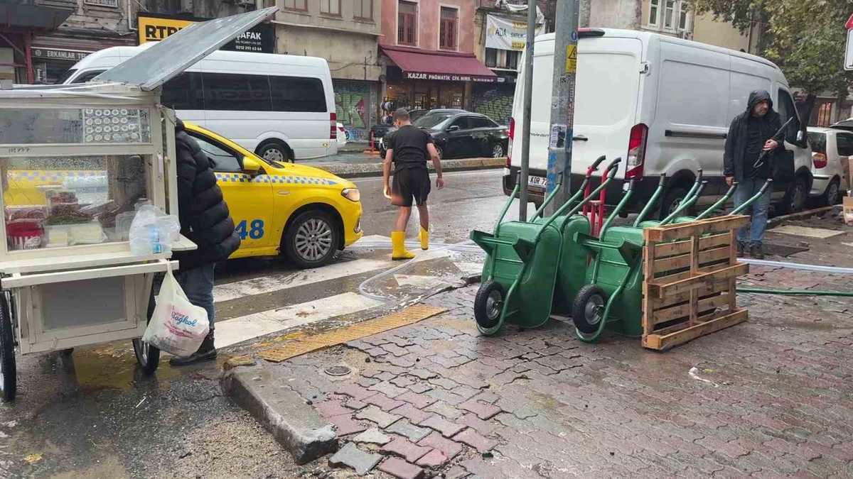 Beyoğlu Karaköy'de sağanak su baskınına neden oldu, esnaf rögar kapağını açtı