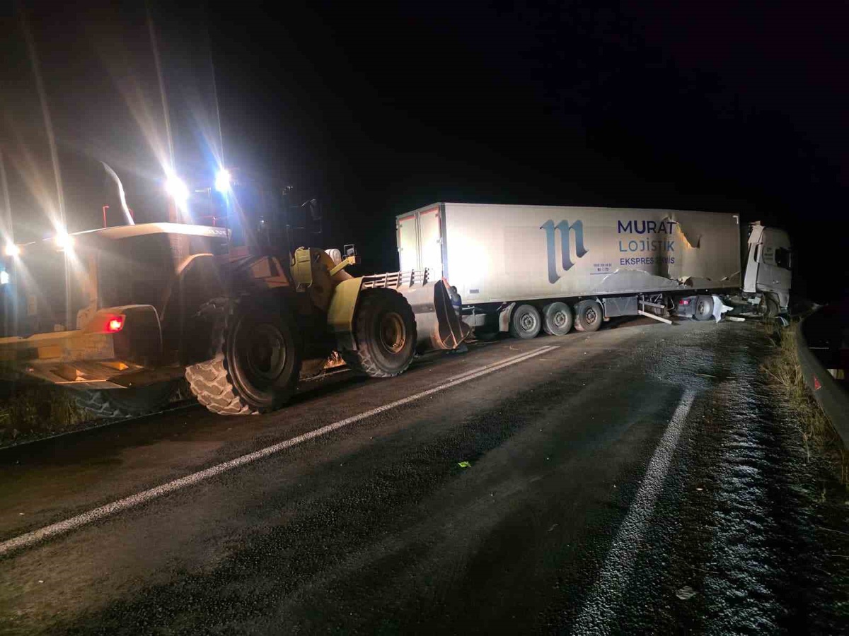 Van-Hakkari yolunda bariyerlere çarpan tır kaldırıldı, trafik yeniden açıldı