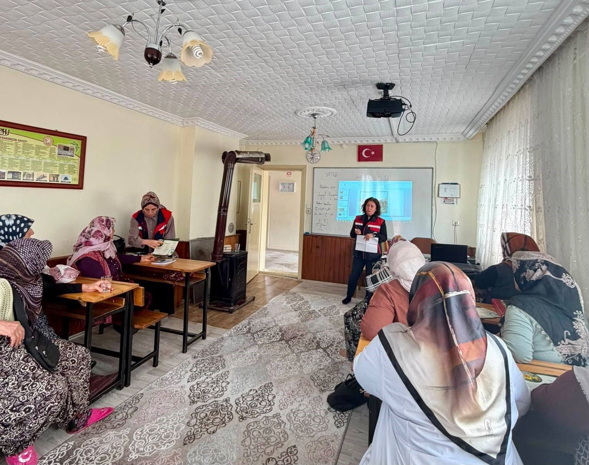 Afyonkarahisar Bolvadin'de kadın çiftçilere TARSİM ve destekleme eğitimi verildi