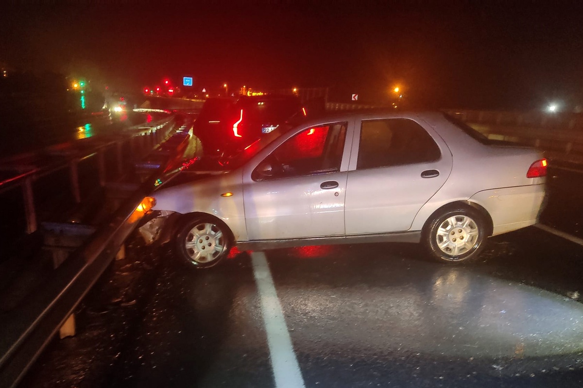Keşan'da bariyerlere çarpan otomobilin sürücüsü yaralandı, 2.93 promil alkollü çıktı