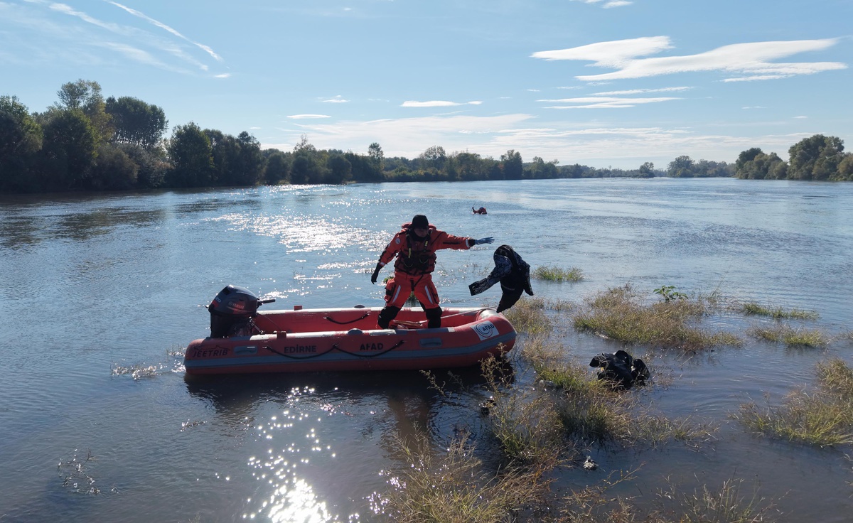 Edirne'de Meriç Nehri'nde göçmen botu alabora oldu! 12 yaşındaki kız öldü, 2 kardeşi kayıp